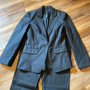 Banana Republic Petite 2P Jacket and 4P Pant Suit Pinstripe